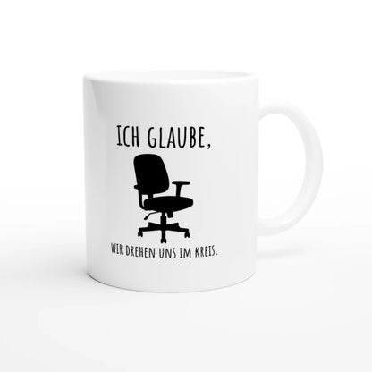 Weiße Keramiktasse 325 ml mit Aufdruck "Ich glaube, wir drehen uns im Kreis" – Schreibtischtasse von Vollzeitfrust, Ansicht von rechts
