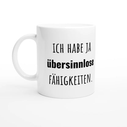 Weiße Keramiktasse 325 ml mit Aufdruck "Ich habe ja übersinnlose Fähigkeiten" – Schreibtischtasse von Vollzeitfrust, Ansicht von links
