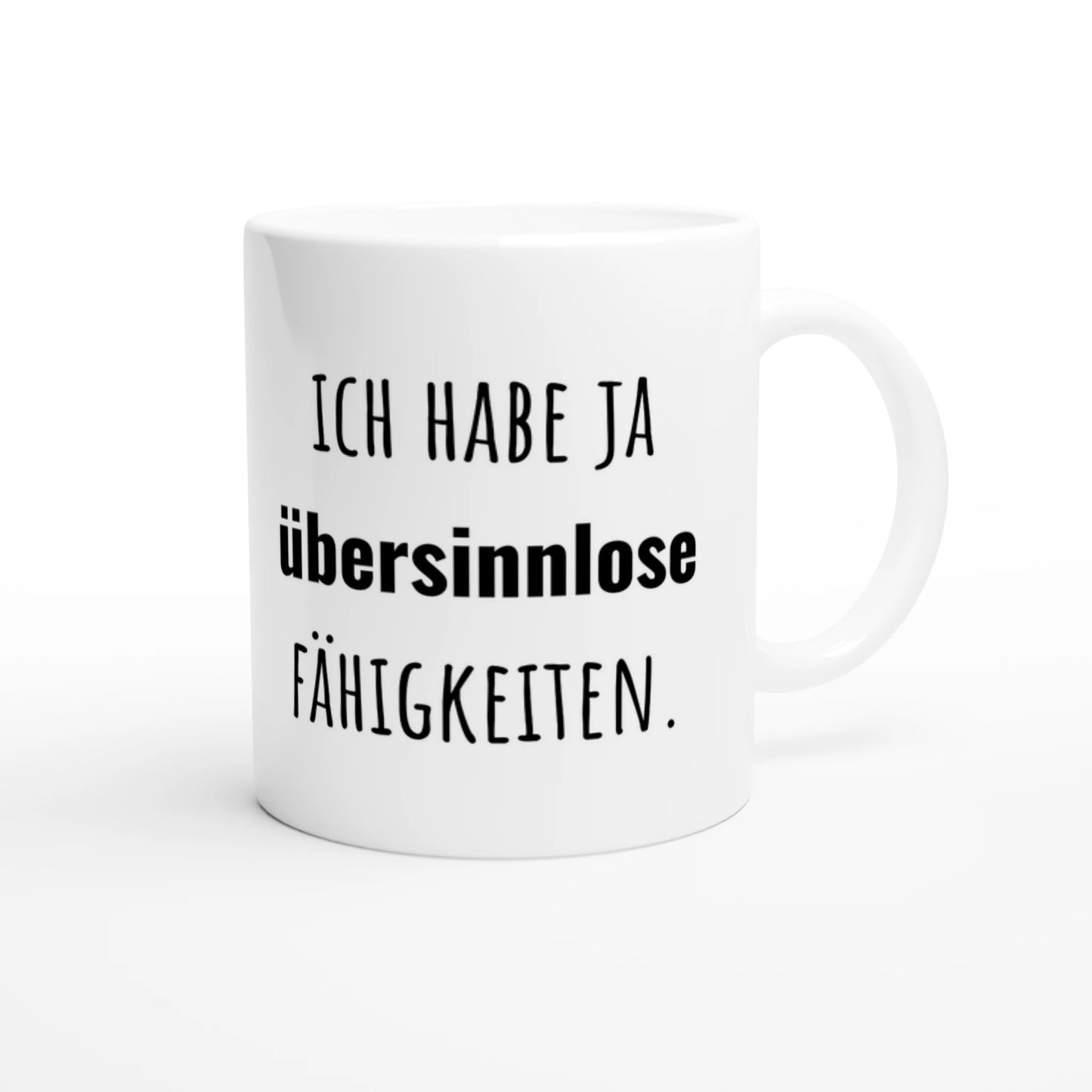 Weiße Keramiktasse 325 ml mit Aufdruck "Ich habe ja übersinnlose Fähigkeiten" – Schreibtischtasse von Vollzeitfrust, Ansicht von rechts
