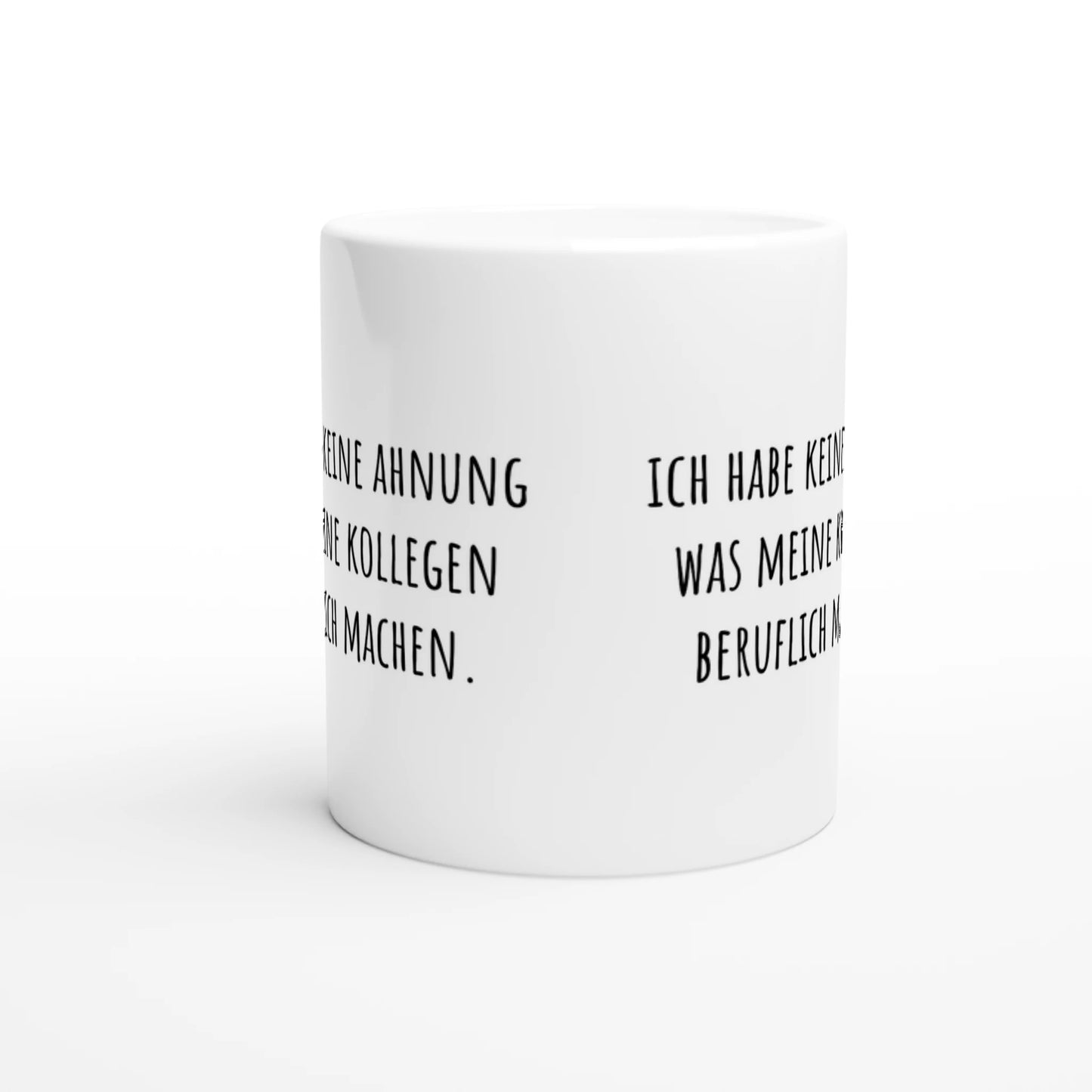 Weiße Keramiktasse mit Aufdruck "Ich habe keine Ahnung was meine Kollegen beruflich machen" – Rundumsicht der Bürotasse von Vollzeitfrust