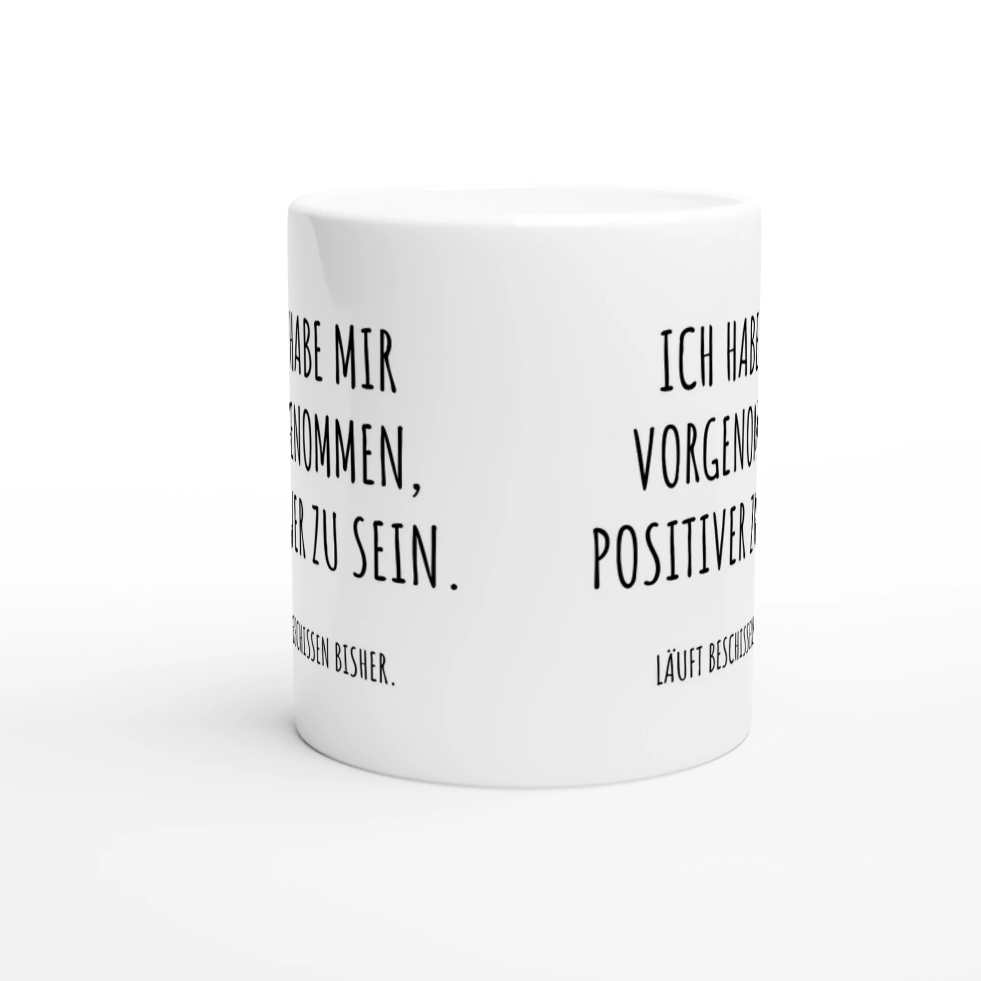 Weiße Keramiktasse mit Aufdruck "Ich habe mir vorgenommen, positiver zu sein. Läuft beschissen bisher" – Rundumsicht der Bürotasse von Vollzeitfrust