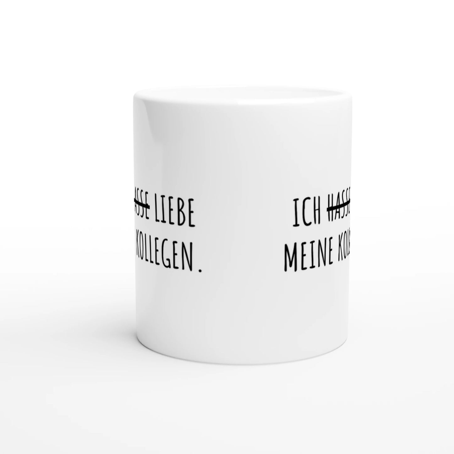 Weiße Keramiktasse mit Aufdruck "Ich hasse liebe meine Kollegen" – Rundumsicht der Bürotasse von Vollzeitfrust