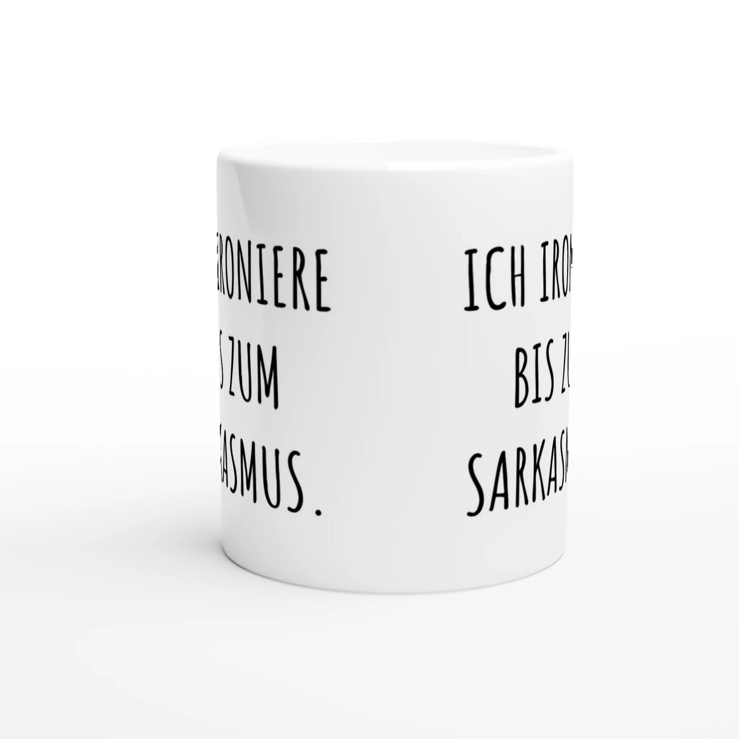 Weiße Keramiktasse mit Aufdruck "Ich ironiere bis zum Sarkasmus" – Rundumsicht der Bürotasse von Vollzeitfrust

