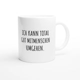 Weiße Keramiktasse 325 ml mit Aufdruck "Ich kann total gut mitmenschen umgehen" – Schreibtischtasse von Vollzeitfrust, Ansicht von rechts