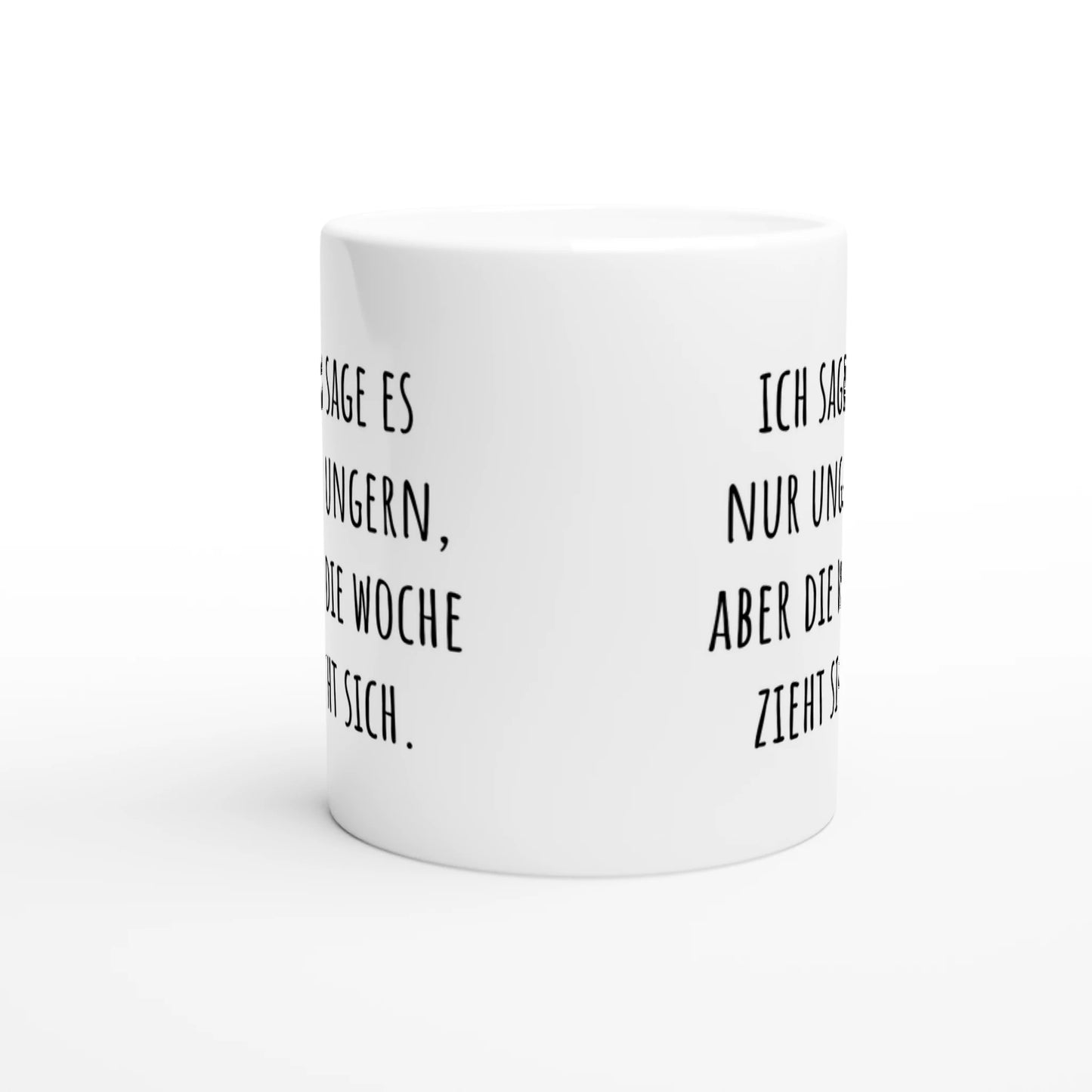 Weiße Keramiktasse mit Aufdruck "Ich sage es nur ungern, aber die Woche zieht sich" – Rundumsicht der Bürotasse von Vollzeitfrust