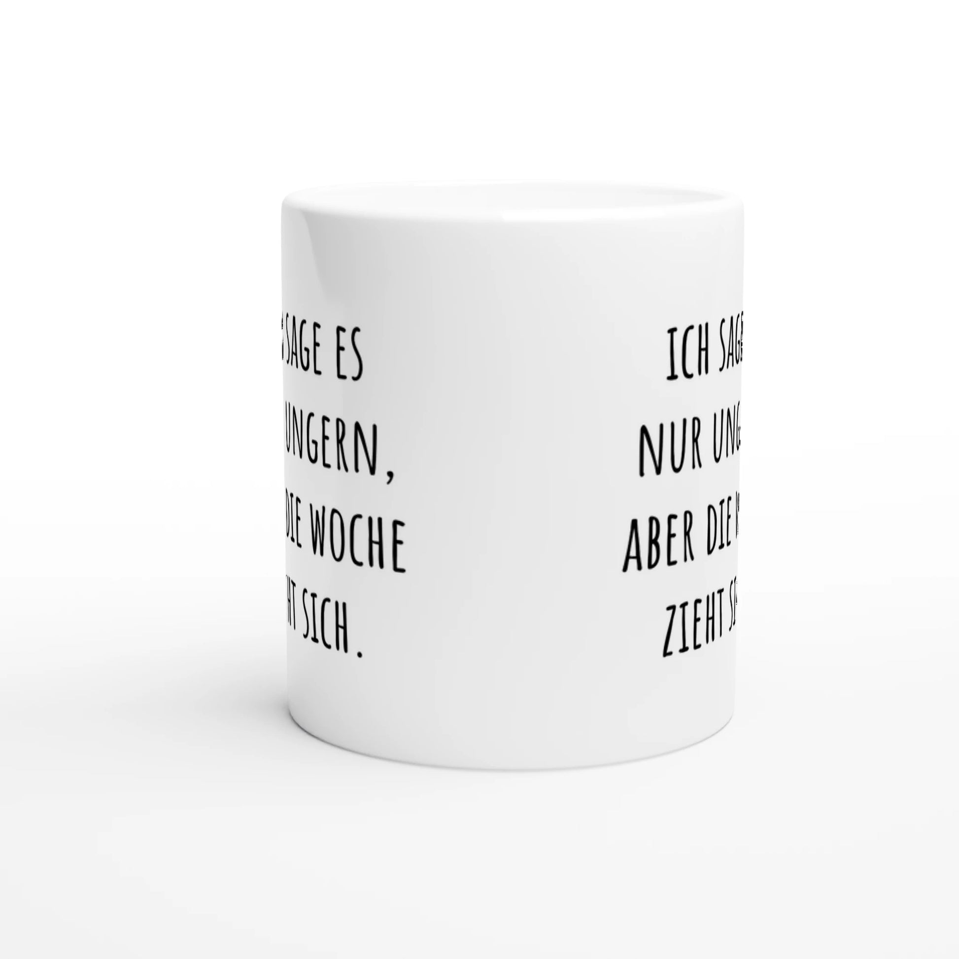 Weiße Keramiktasse mit Aufdruck "Ich sage es nur ungern, aber die Woche zieht sich" – Rundumsicht der Bürotasse von Vollzeitfrust