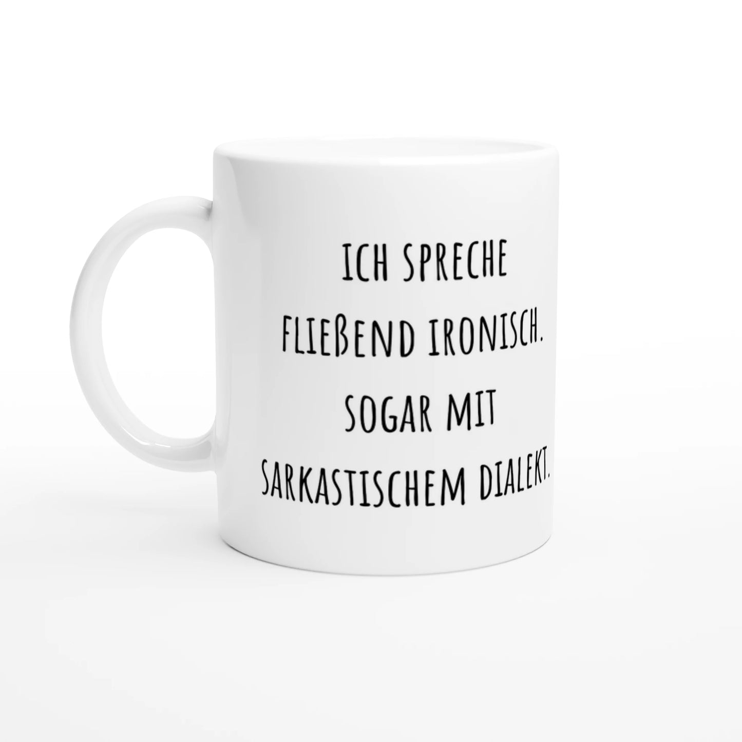 Weiße Keramiktasse 325 ml mit Aufdruck "Ich spreche fließend ironisch. Sogar mit sarkastischem Dialekt" – Schreibtischtasse von Vollzeitfrust, Ansicht von links