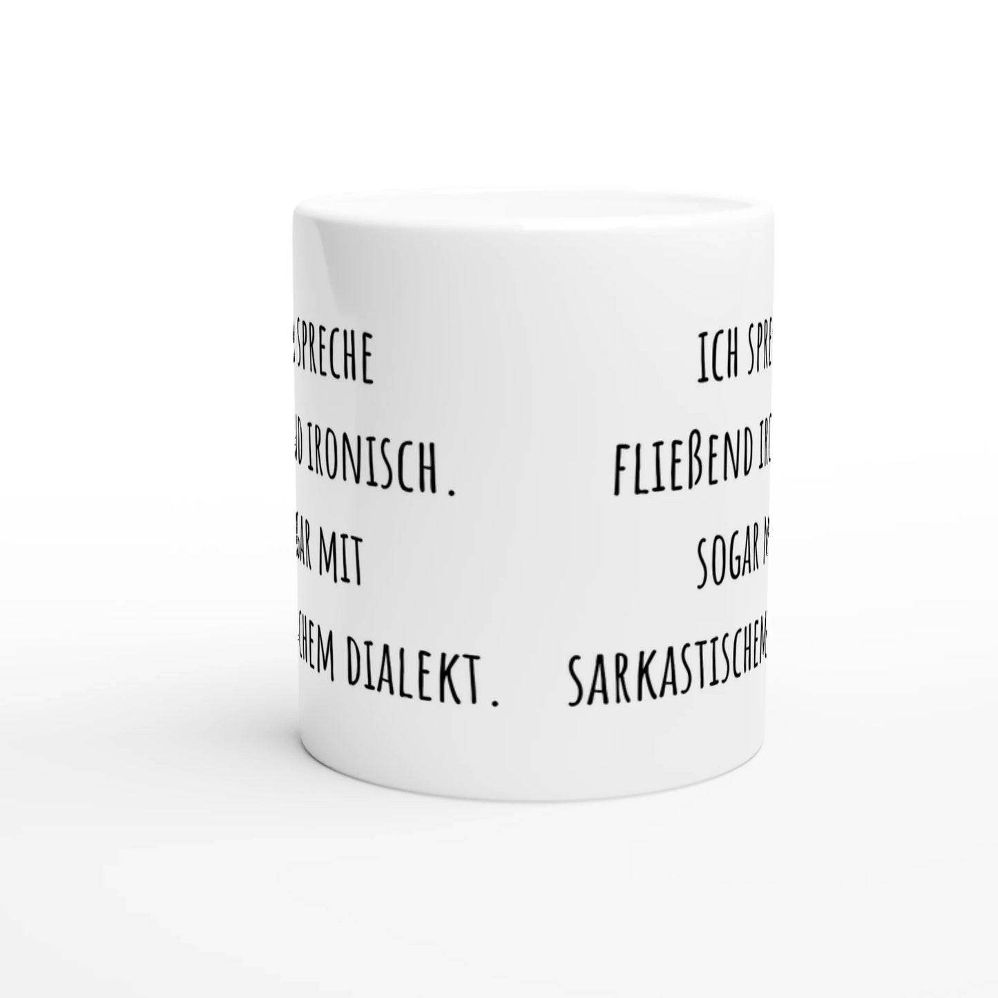 Weiße Keramiktasse mit Aufdruck "Ich spreche fließend ironisch. Sogar mit sarkastischem Dialekt" – Rundumsicht der Bürotasse von Vollzeitfrust