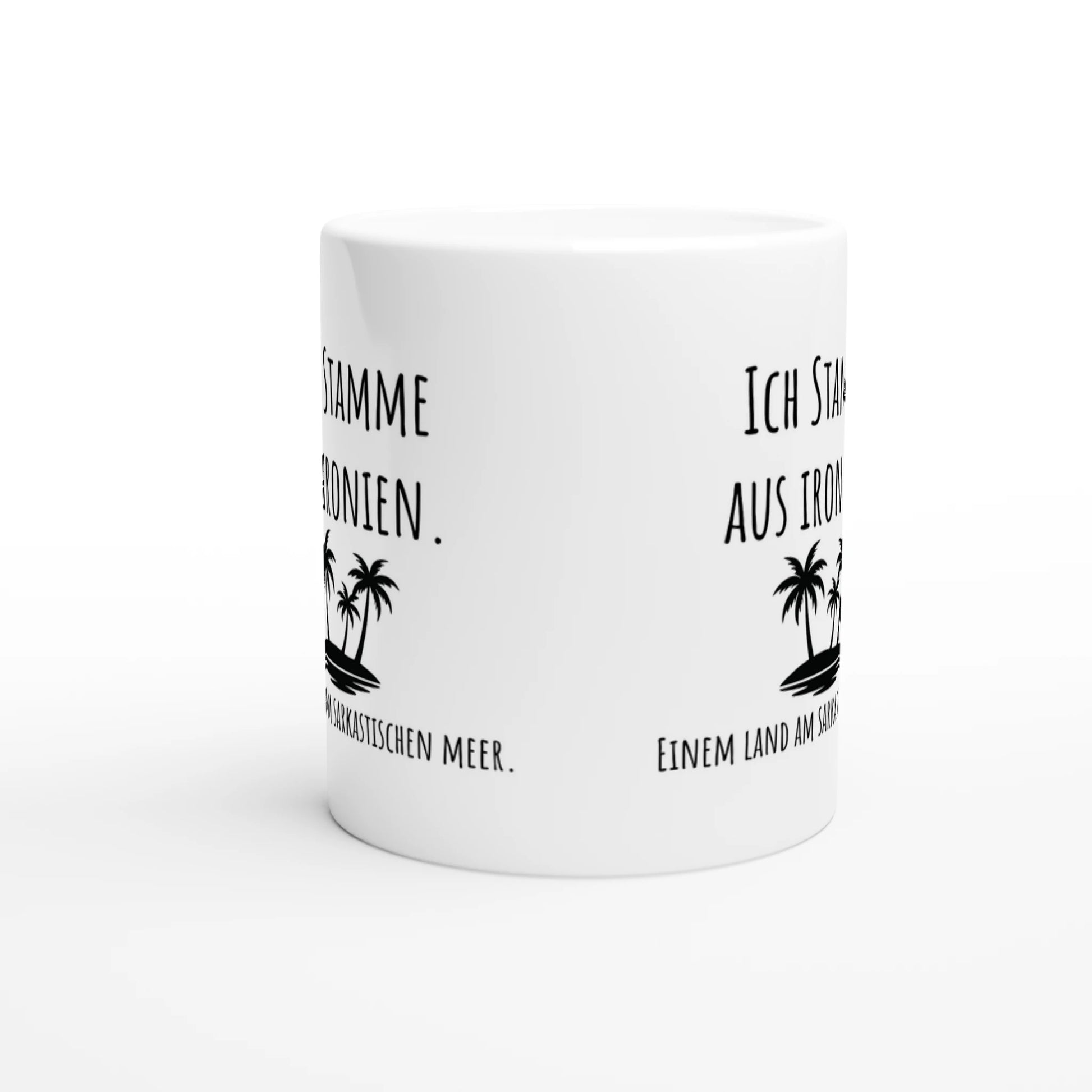 Weiße Keramiktasse mit Aufdruck "Ich stamme aus Ironien. Einem Land am sarkastischen Meer" – Rundumsicht der Bürotasse von Vollzeitfrust