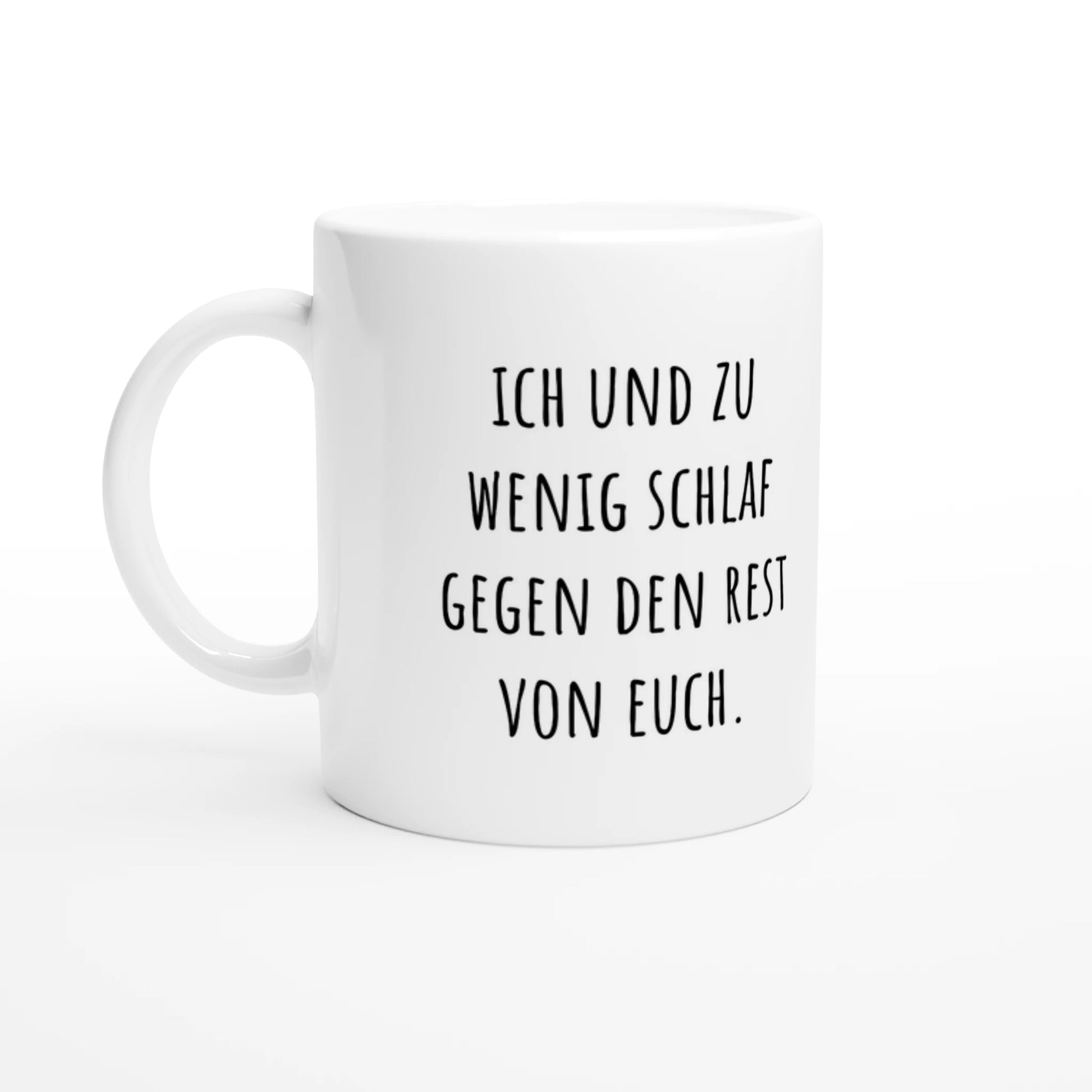 Weiße Keramiktasse 325 ml mit Aufdruck "Ich und zu wenig Schlaf gegen den Rest von euch" – Schreibtischtasse von Vollzeitfrust, Ansicht von links
