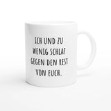 Weiße Keramiktasse 325 ml mit Aufdruck "Ich und zu wenig Schlaf gegen den Rest von euch" – Schreibtischtasse von Vollzeitfrust, Ansicht von rechts