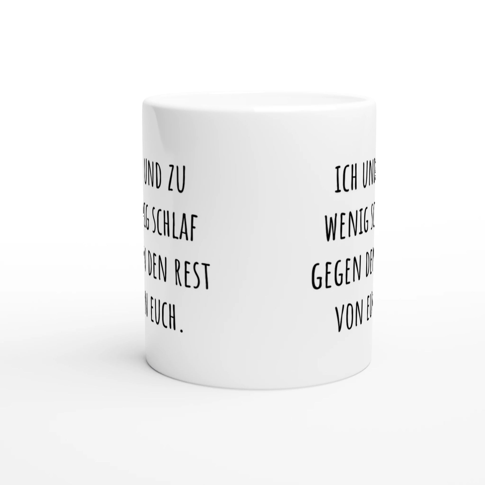 Weiße Keramiktasse mit Aufdruck "Ich und zu wenig Schlaf gegen den Rest von euch" – Rundumsicht der Bürotasse von Vollzeitfrust