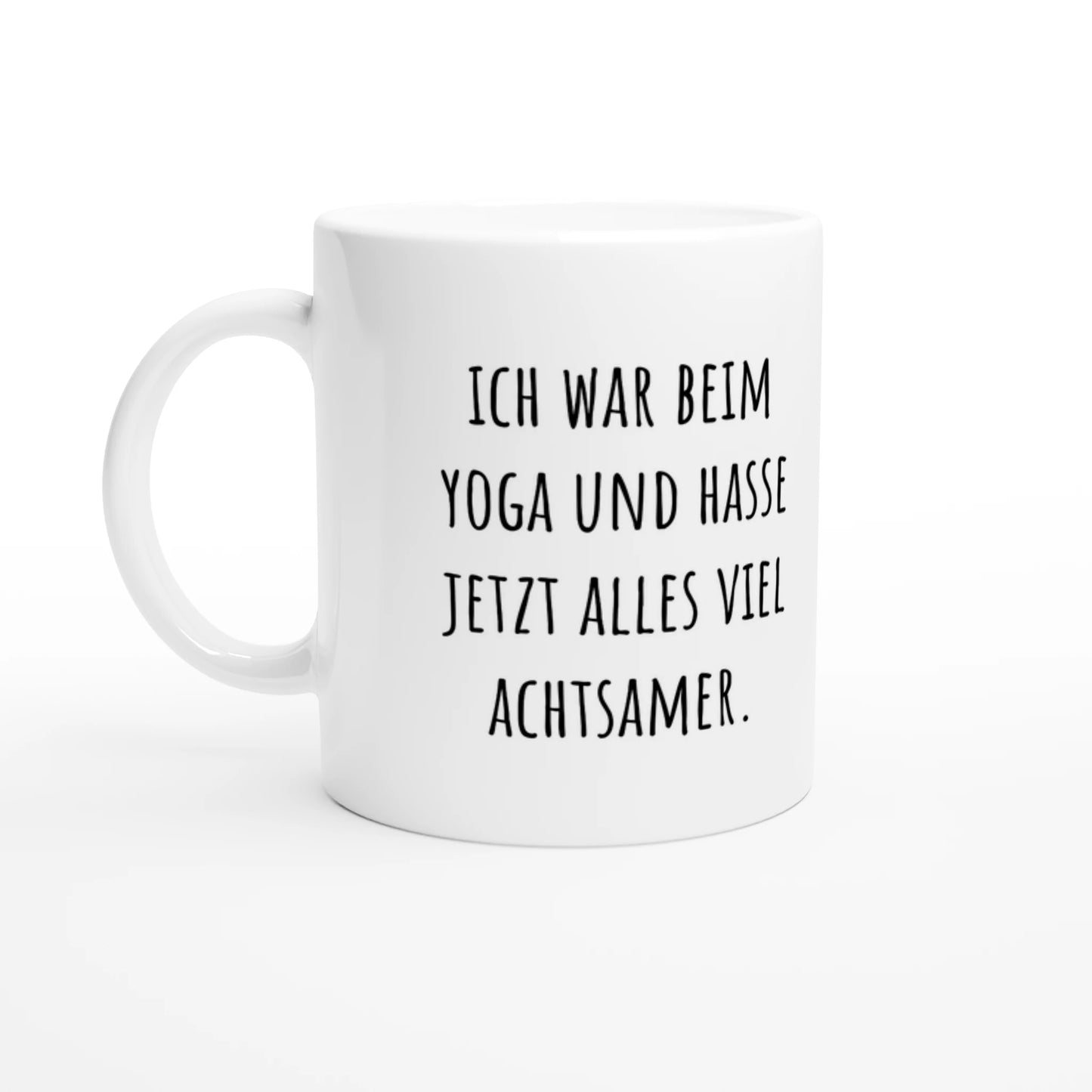 Weiße Keramiktasse 325 ml mit Aufdruck "Ich war beim Yoga und hasse jetzt alles viel achtsamer" – Schreibtischtasse von Vollzeitfrust, Ansicht von links