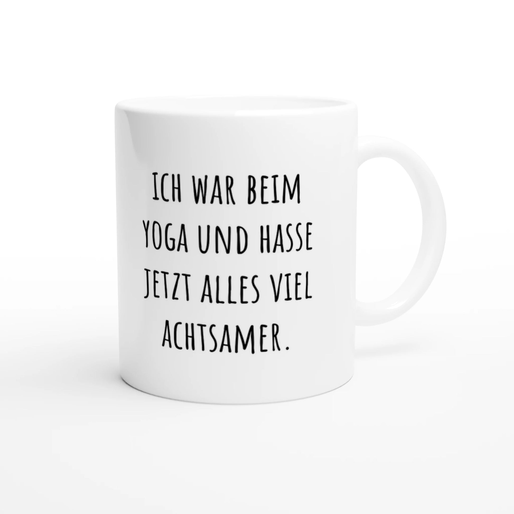 Weiße Keramiktasse 325 ml mit Aufdruck "Ich war beim Yoga und hasse jetzt alles viel achtsamer" – Schreibtischtasse von Vollzeitfrust, Ansicht von rechts