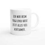Weiße Keramiktasse 325 ml mit Aufdruck "Ich war beim Yoga und hasse jetzt alles viel achtsamer" – Schreibtischtasse von Vollzeitfrust, Ansicht von rechts