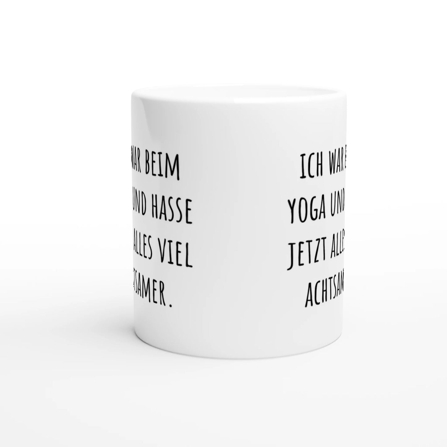 Weiße Keramiktasse mit Aufdruck "Ich war beim Yoga und hasse jetzt alles viel achtsamer" – Rundumsicht der Bürotasse von Vollzeitfrust