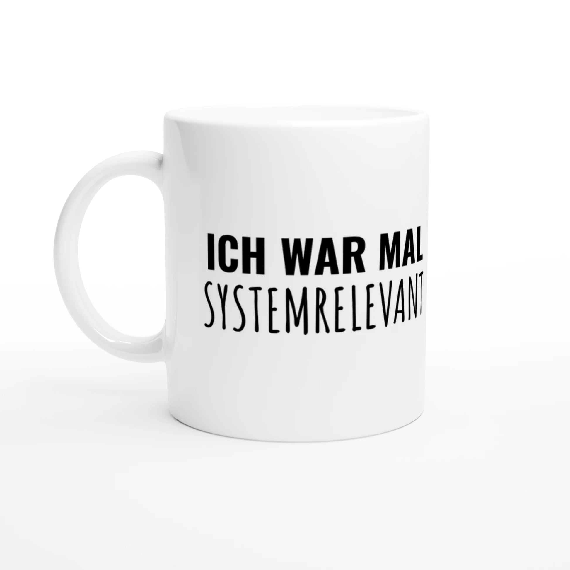 Weiße Keramiktasse 325 ml mit Aufdruck "Ich war mal systemrelevant" – Schreibtischtasse von Vollzeitfrust, Ansicht von links
