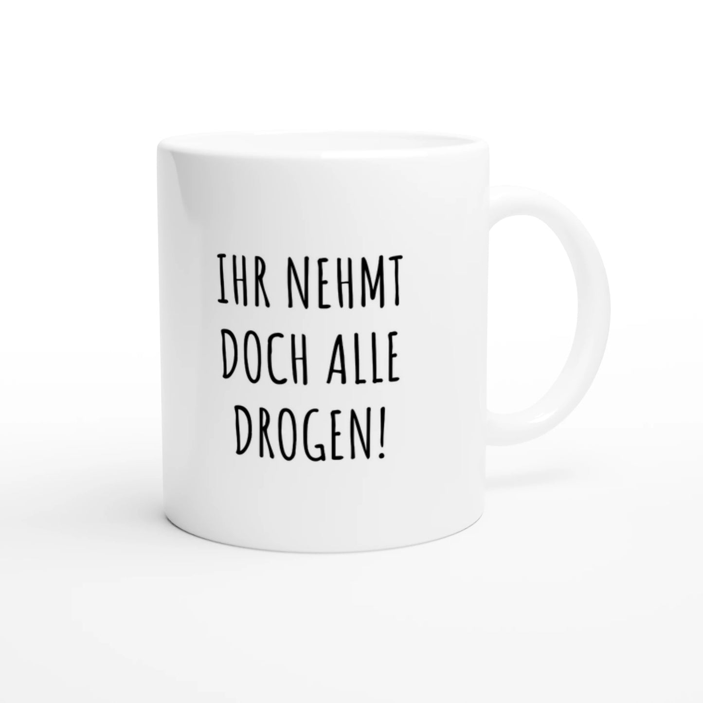 Weiße Keramiktasse 325 ml mit Aufdruck "Ihr nehmt doch alle Drogen!" – Schreibtischtasse von Vollzeitfrust, Ansicht von rechts
