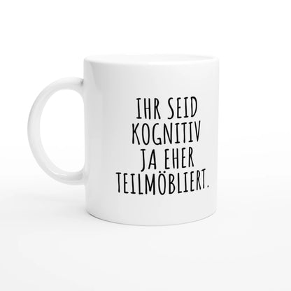 Weiße Keramiktasse 325 ml mit Aufdruck "Ihr seid kognitiv ja eher teilmöbliert" – Schreibtischtasse von Vollzeitfrust, Ansicht von links
