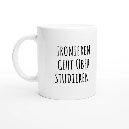 Weiße Keramiktasse 325 ml mit Aufdruck "Ironieren geht über Studieren" – Schreibtischtasse von Vollzeitfrust, Ansicht von links
