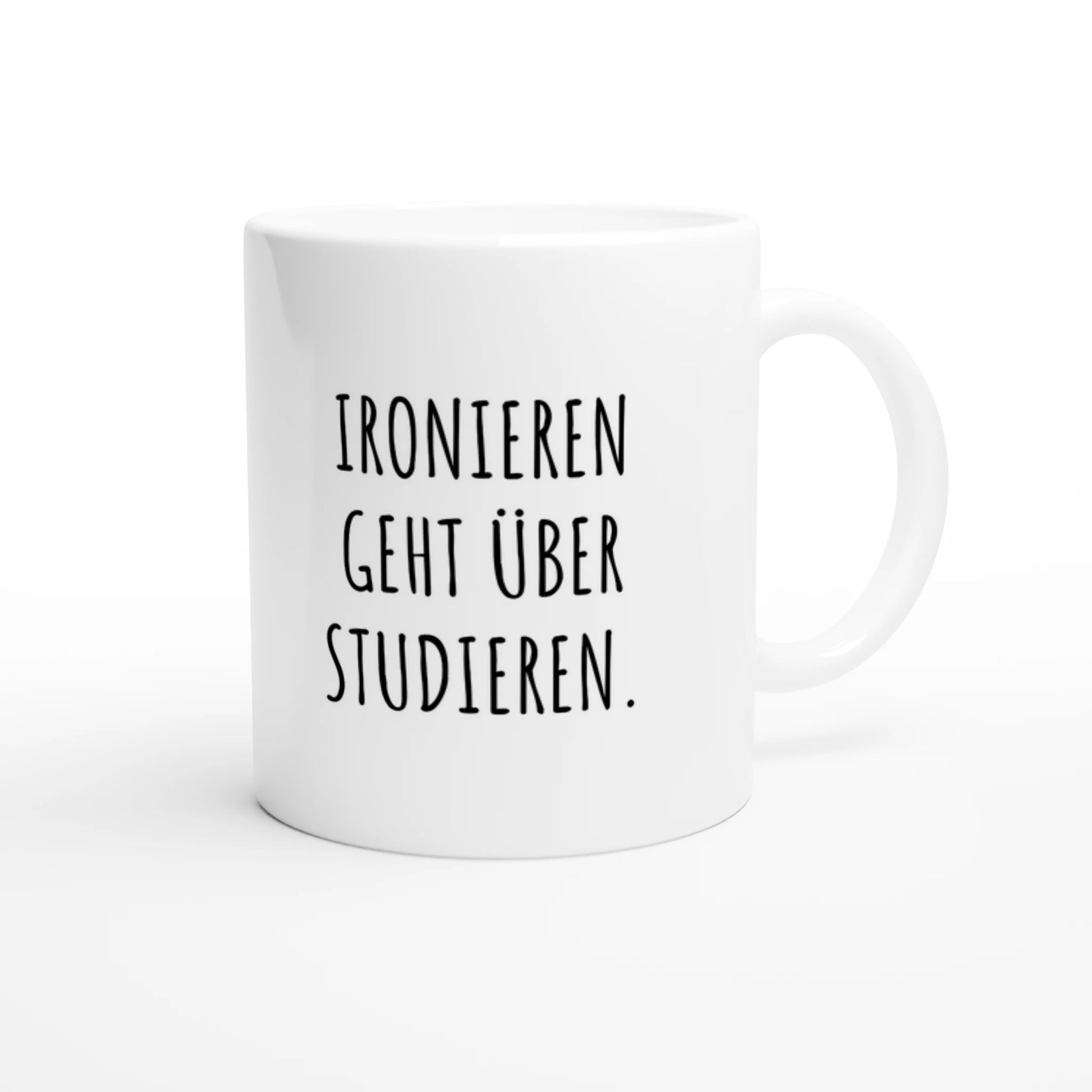 Weiße Keramiktasse 325 ml mit Aufdruck "Ironieren geht über Studieren" – Schreibtischtasse von Vollzeitfrust, Ansicht von rechts
