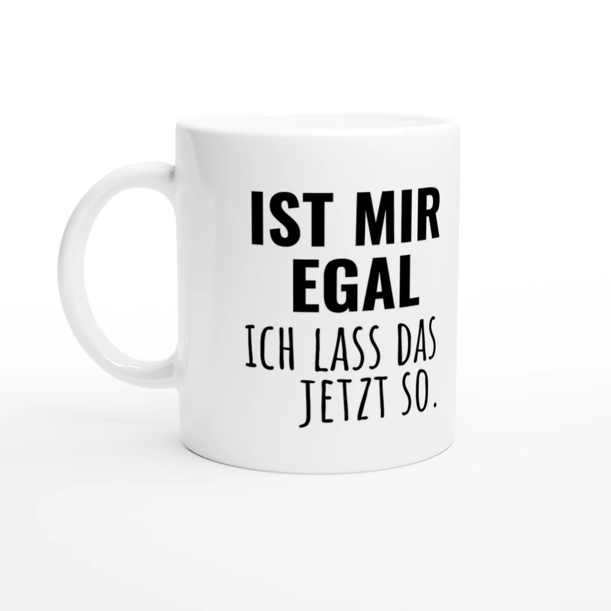Weiße Keramiktasse 325 ml mit Aufdruck "Ist mir egal – Ich lass das jetzt so" – Schreibtischtasse von Vollzeitfrust, Ansicht von links
