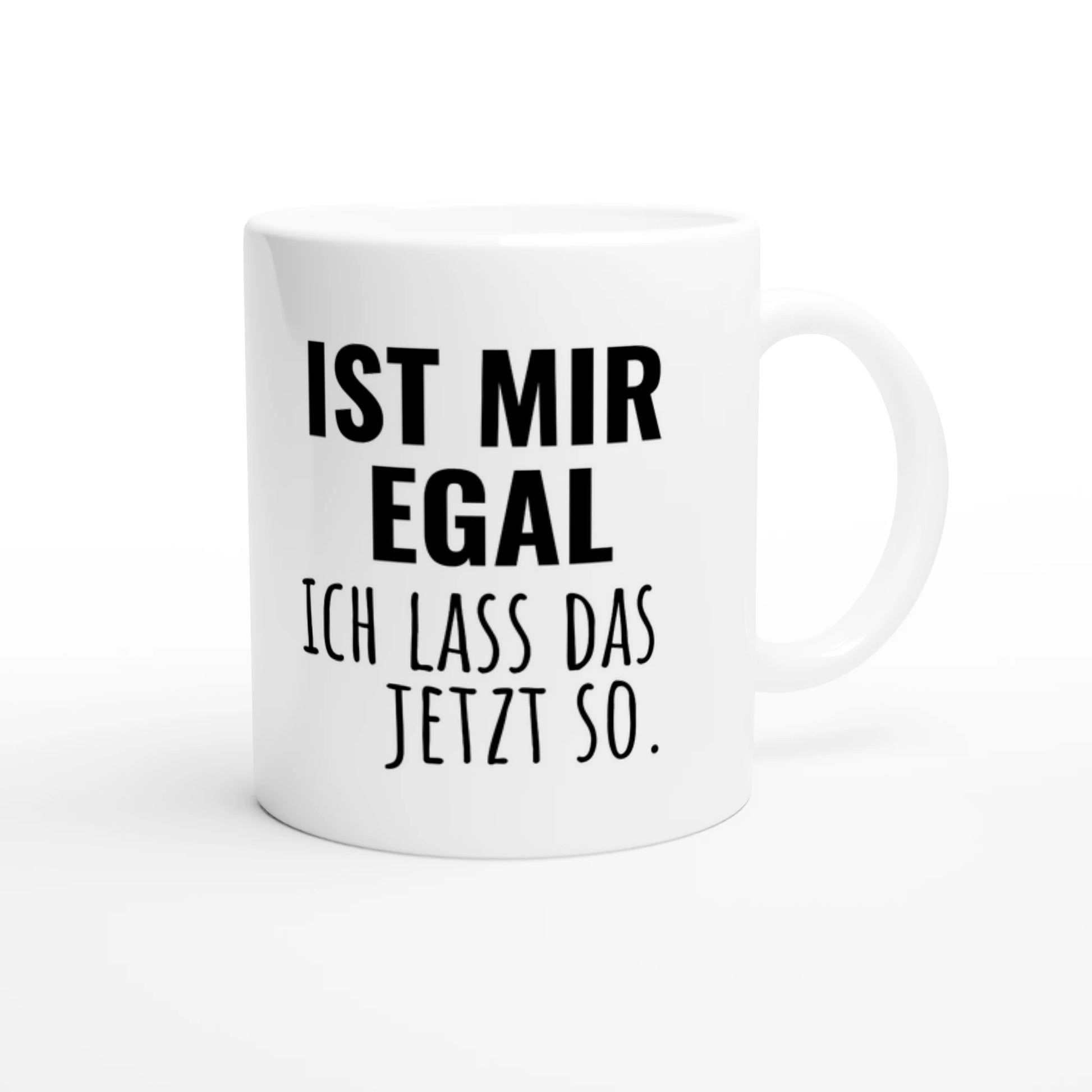 Weiße Keramiktasse 325 ml mit Aufdruck "Ist mir egal – Ich lass das jetzt so" – Schreibtischtasse von Vollzeitfrust, Ansicht von rechts

