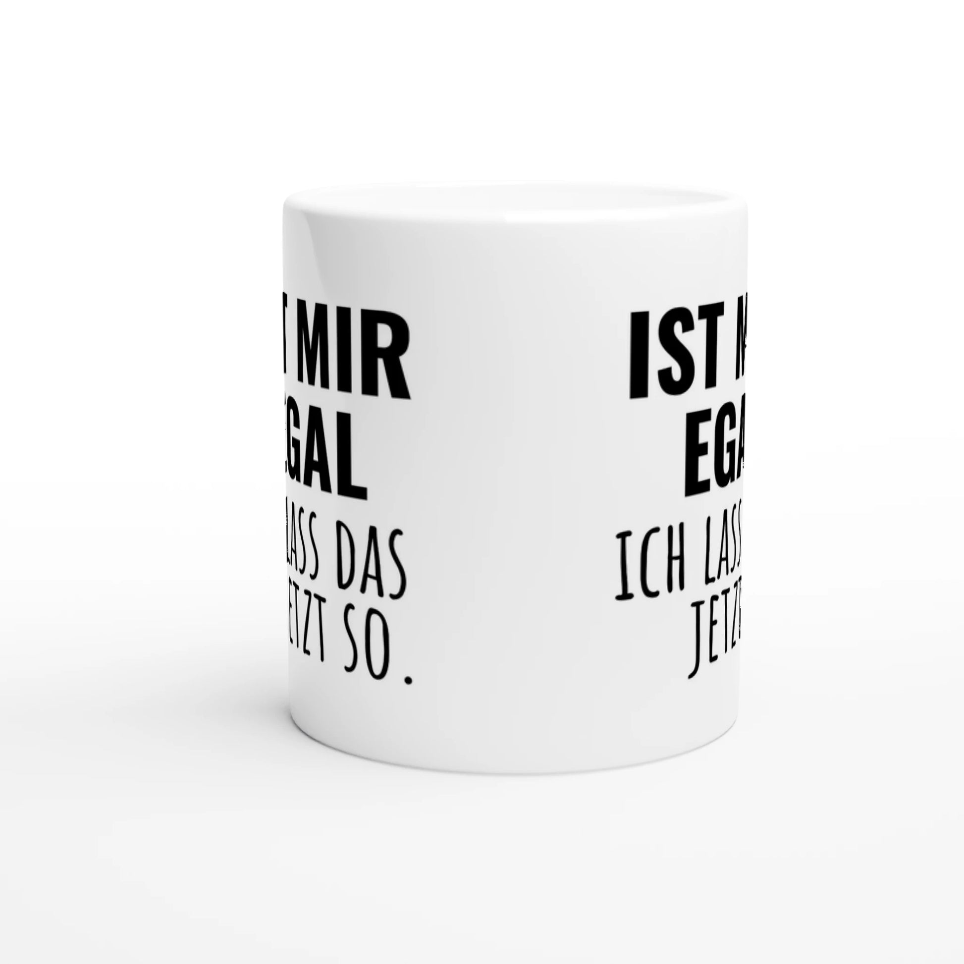 Weiße Keramiktasse mit Aufdruck "Ist mir egal – Ich lass das jetzt so" – Rundumsicht der Bürotasse von Vollzeitfrust
