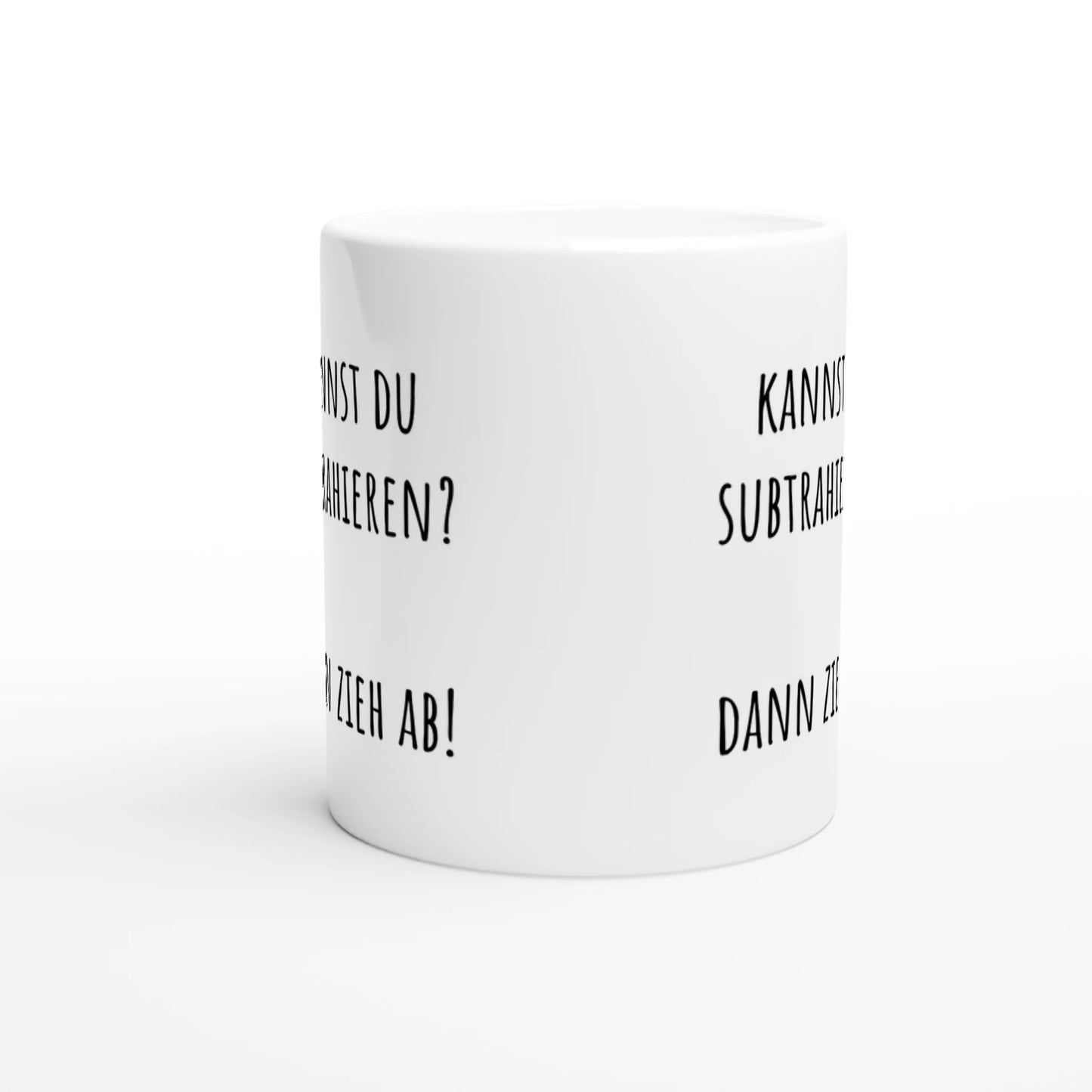 Weiße Keramiktasse mit Aufdruck "Kannst du subtrahieren? Dann zieh ab!" – Rundumsicht der Bürotasse von Vollzeitfrust