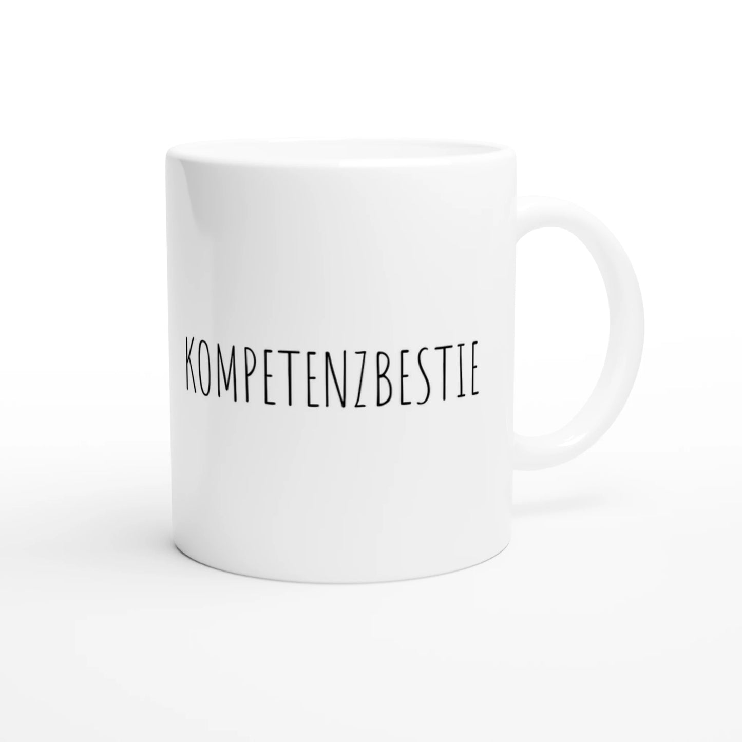 Weiße Keramiktasse 325 ml mit Aufdruck "Kompetenzbestie" – Schreibtischtasse von Vollzeitfrust, Ansicht von rechts
