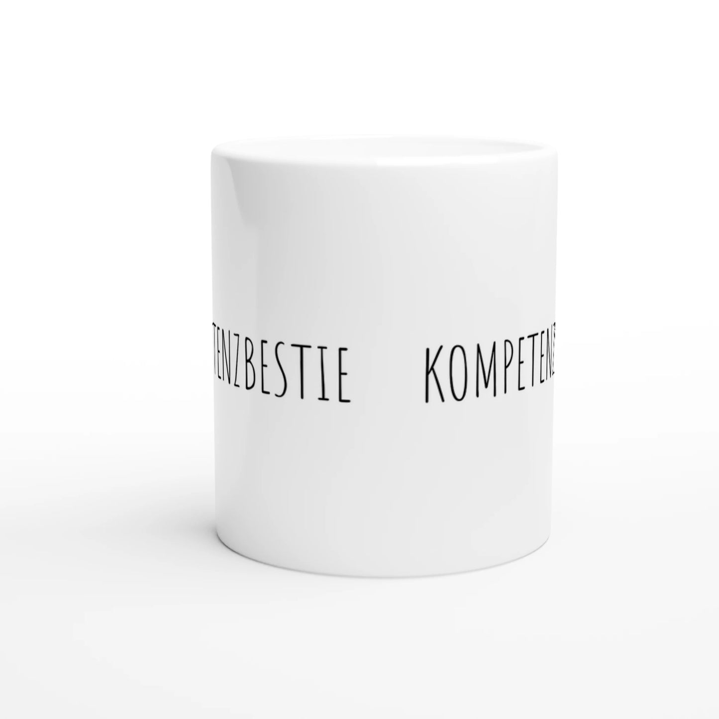 Weiße Keramiktasse mit Aufdruck "Kompetenzbestie" – Rundumsicht der Bürotasse von Vollzeitfrust
