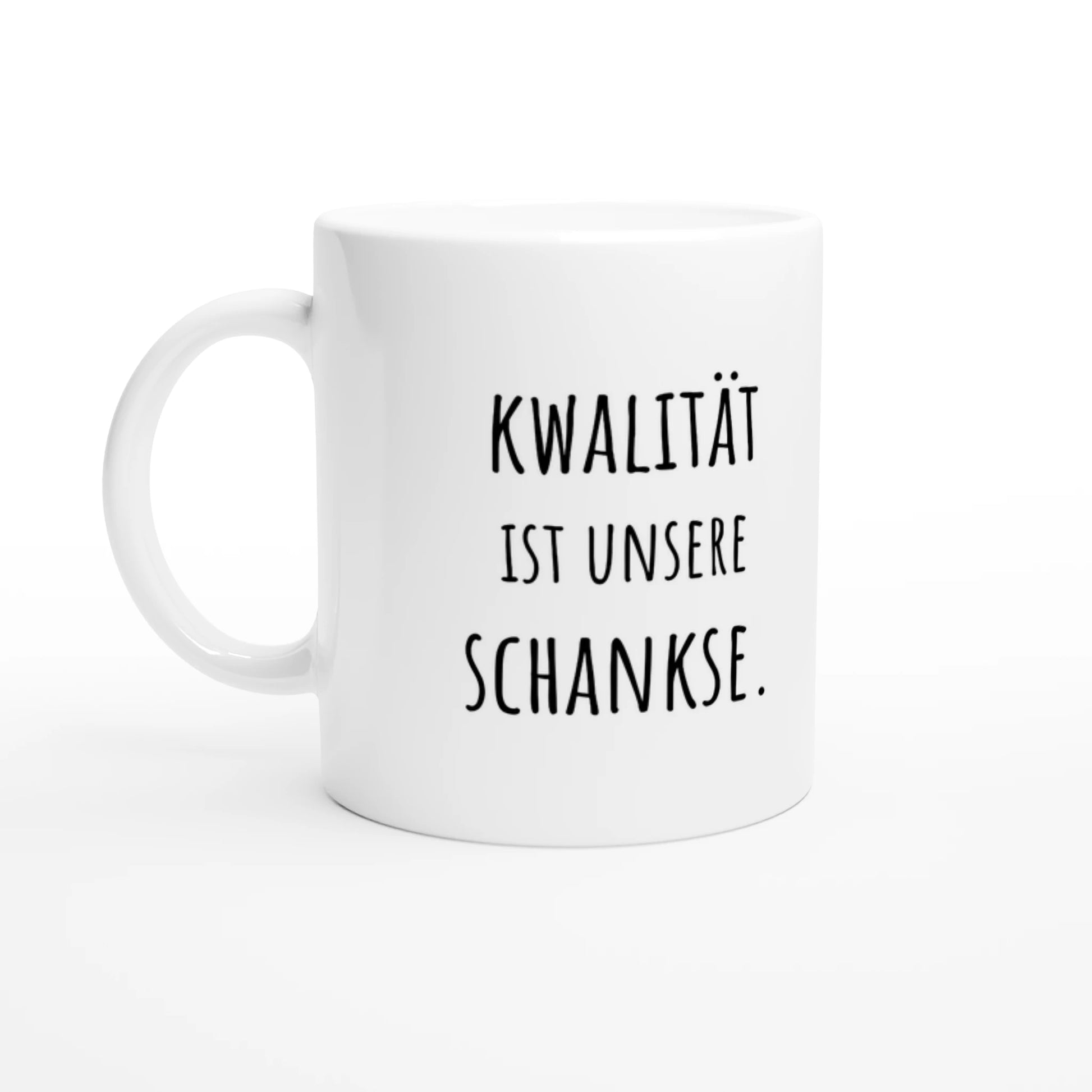 Weiße Keramiktasse 325 ml mit Aufdruck "Kwalität ist unsere Schankse" – Schreibtischtasse von Vollzeitfrust, Ansicht von links