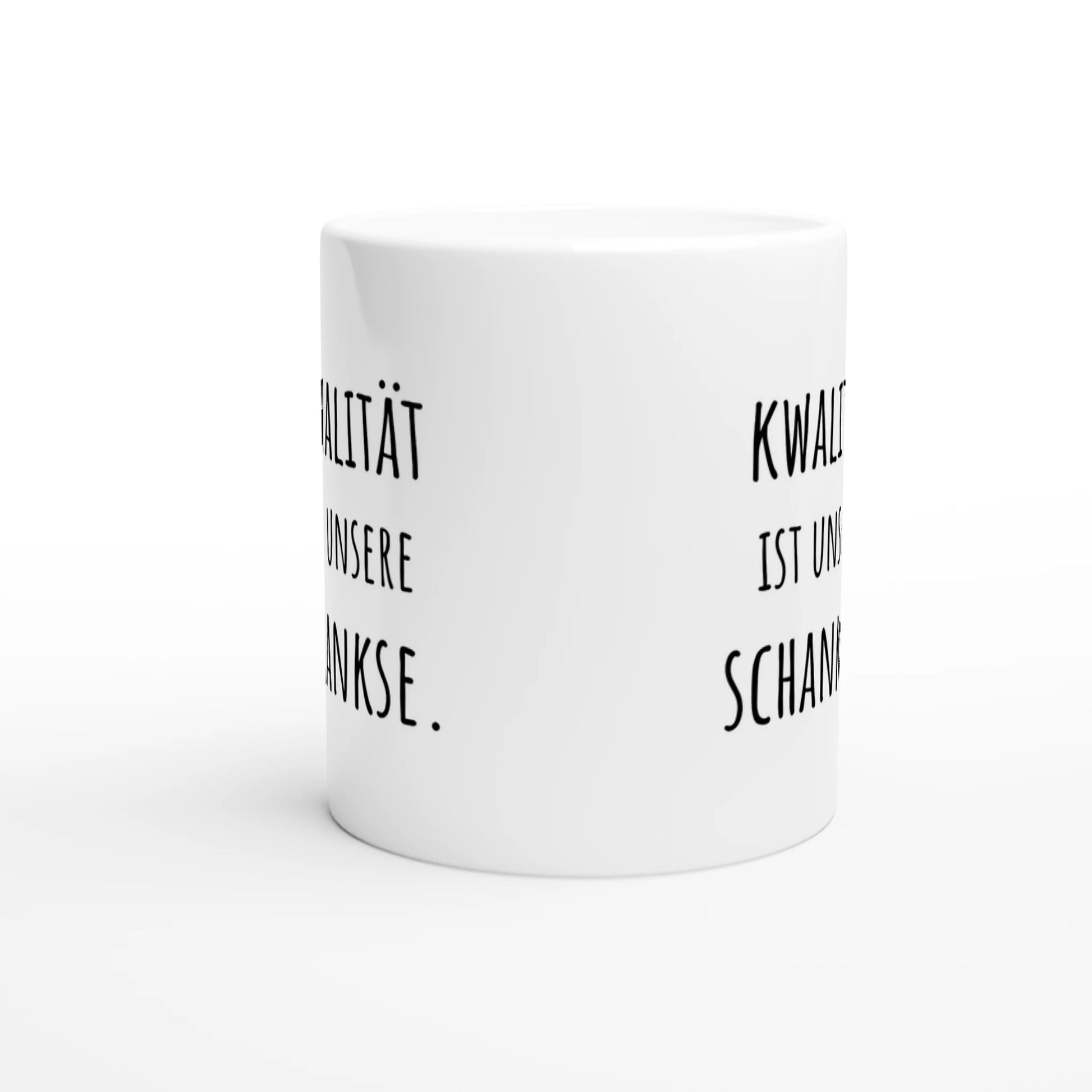 Weiße Keramiktasse mit Aufdruck "Kwalität ist unsere Schankse" – Rundumsicht der Bürotasse von Vollzeitfrust
