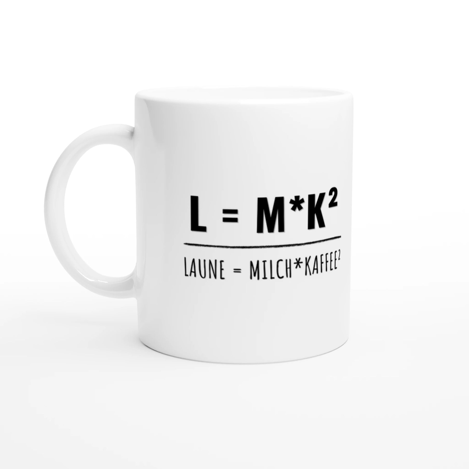Weiße Keramiktasse 325 ml mit Aufdruck "L = M*K² – Laune = Milch * Kaffee²" – Schreibtischtasse von Vollzeitfrust, Ansicht von links
