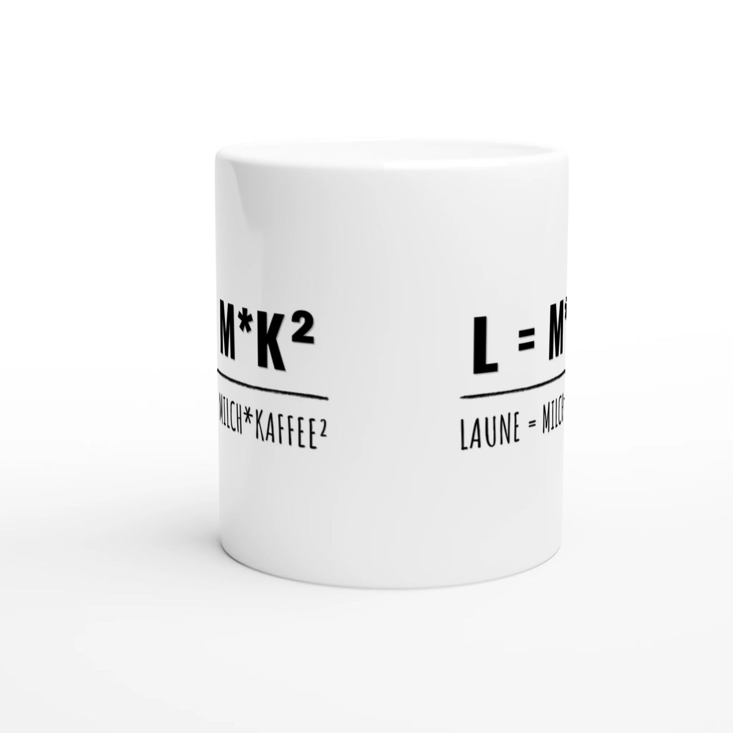 Weiße Keramiktasse mit Aufdruck "L = M*K² – Laune = Milch * Kaffee²" – Rundumsicht der Bürotasse von Vollzeitfrust
