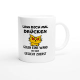 Weiße Keramiktasse 325 ml mit Aufdruck "Lass dich mal drücken. Gegen eine Wand" – Schreibtischtasse von Vollzeitfrust, Ansicht von rechts