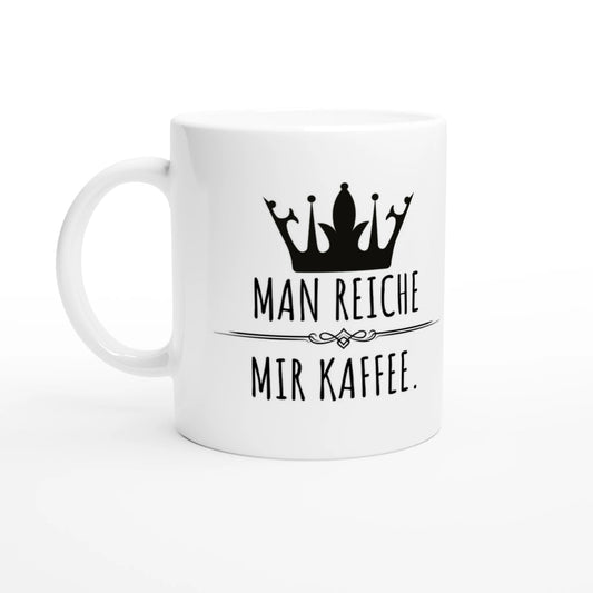 Weiße Keramiktasse 325 ml mit Aufdruck "Man reiche mir Kaffee" – Schreibtischtasse von Vollzeitfrust, Ansicht von links
