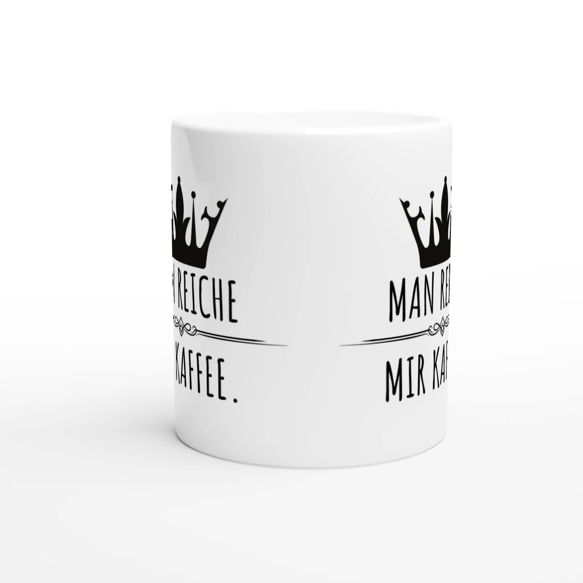 Weiße Keramiktasse mit Aufdruck "Man reiche mir Kaffee" – Rundumsicht der Bürotasse von Vollzeitfrust
