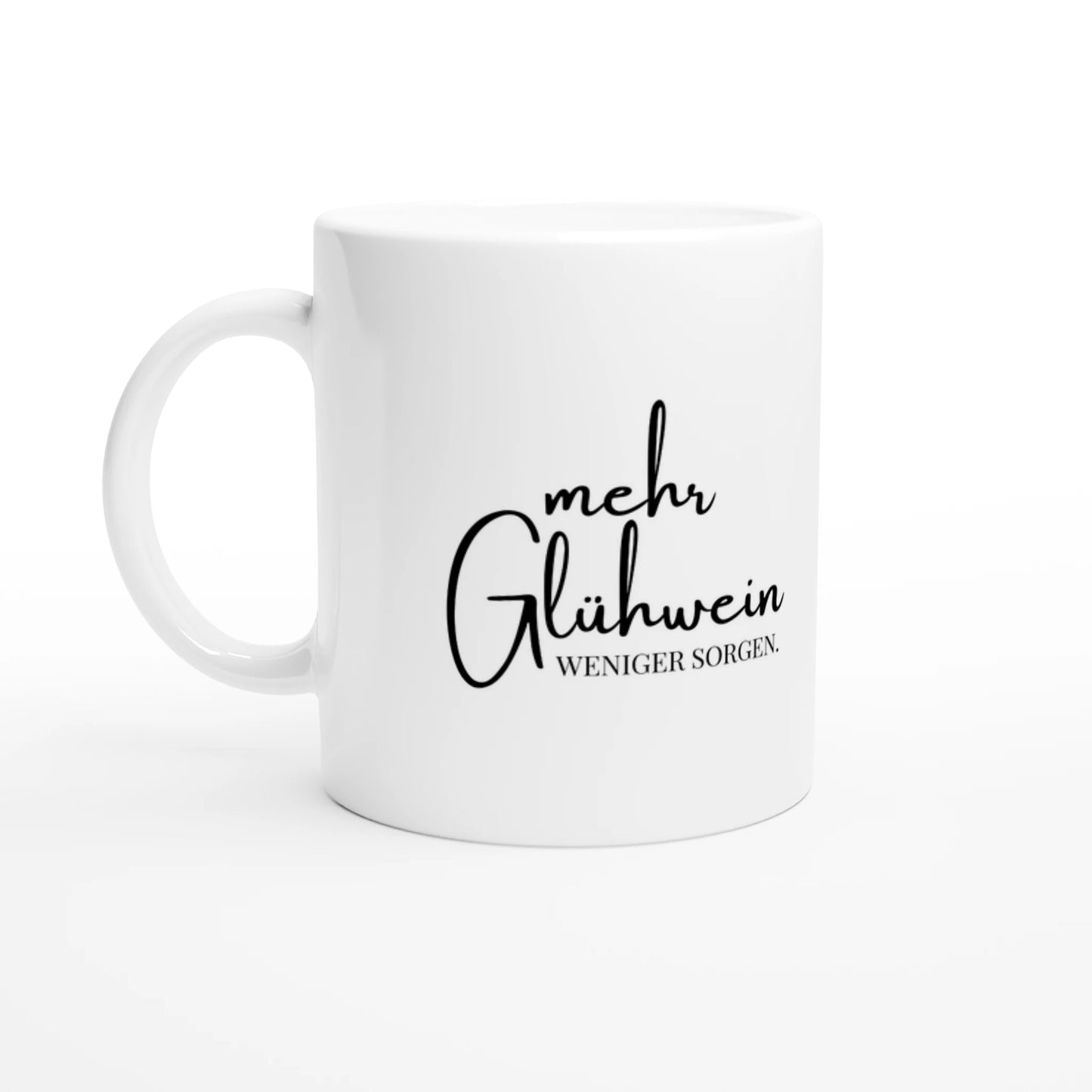Weiße Keramiktasse 325 ml mit Aufdruck "Mehr Glühwein, weniger Sorgen" – Schreibtischtasse von Vollzeitfrust, Ansicht von links