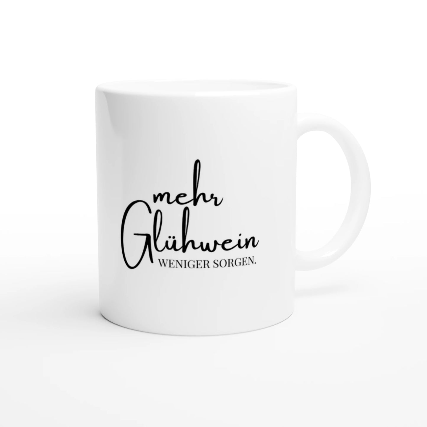 Weiße Keramiktasse 325 ml mit Aufdruck "Mehr Glühwein, weniger Sorgen" – Schreibtischtasse von Vollzeitfrust, Ansicht von rechts