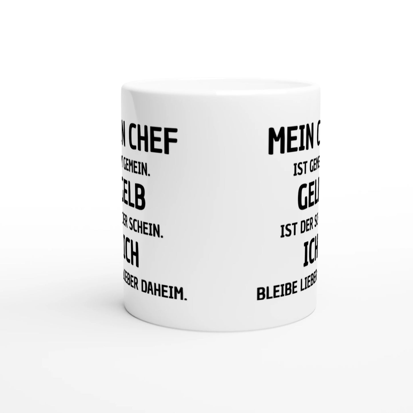 Weiße Keramiktasse mit Aufdruck "Mein Chef ist gemein. Gelb ist der Schein. Ich bleibe lieber daheim" – Rundumsicht der Bürotasse von Vollzeitfrust