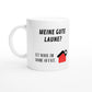 Weiße Keramiktasse 325 ml mit Aufdruck "Meine gute Laune? Ist wohl im Home Office" – Schreibtischtasse von Vollzeitfrust, Ansicht von links