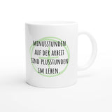 Weiße Keramiktasse 325 ml mit Aufdruck "Minusstunden auf der Arbeit sind Plusstunden im Leben" – Schreibtischtasse von Vollzeitfrust, Ansicht von rechts