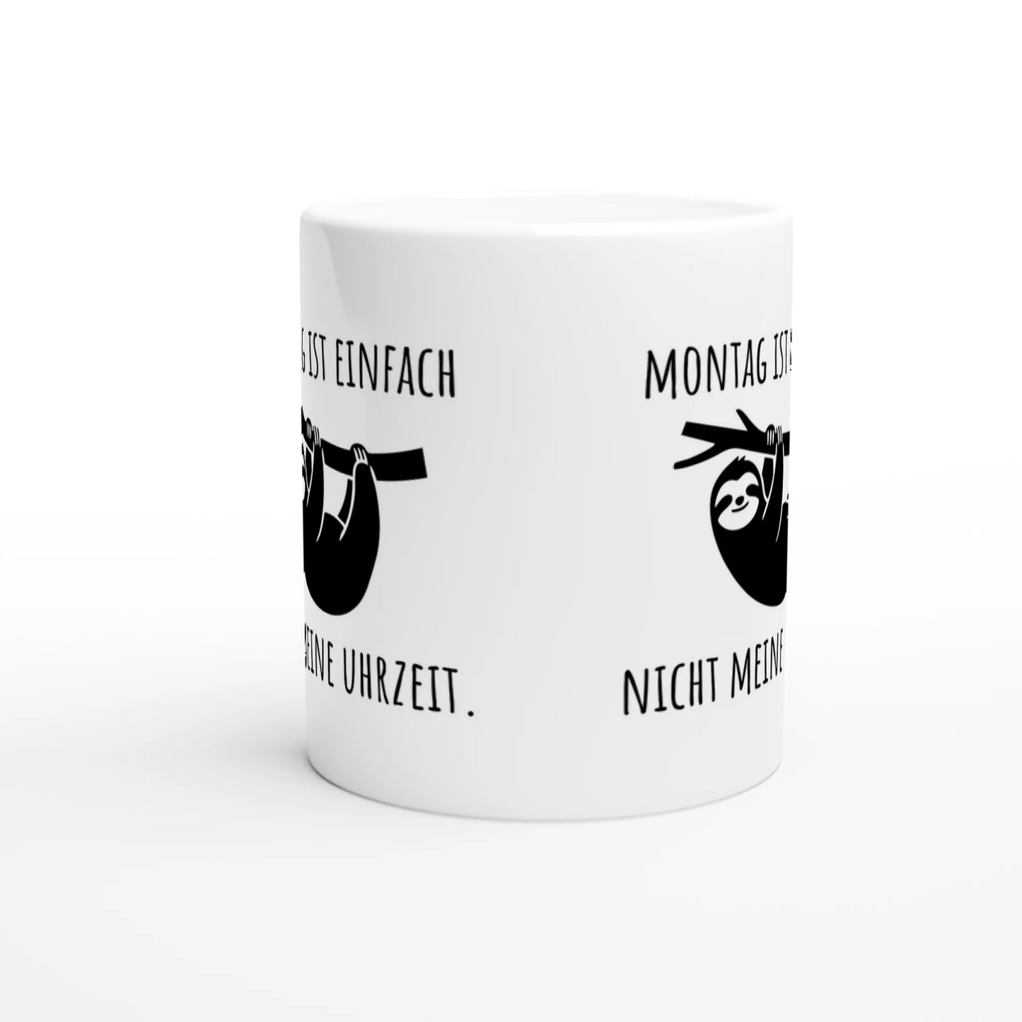 Weiße Keramiktasse mit Aufdruck "Montag ist einfach nicht meine Uhrzeit" – Rundumsicht der Bürotasse von Vollzeitfrust
