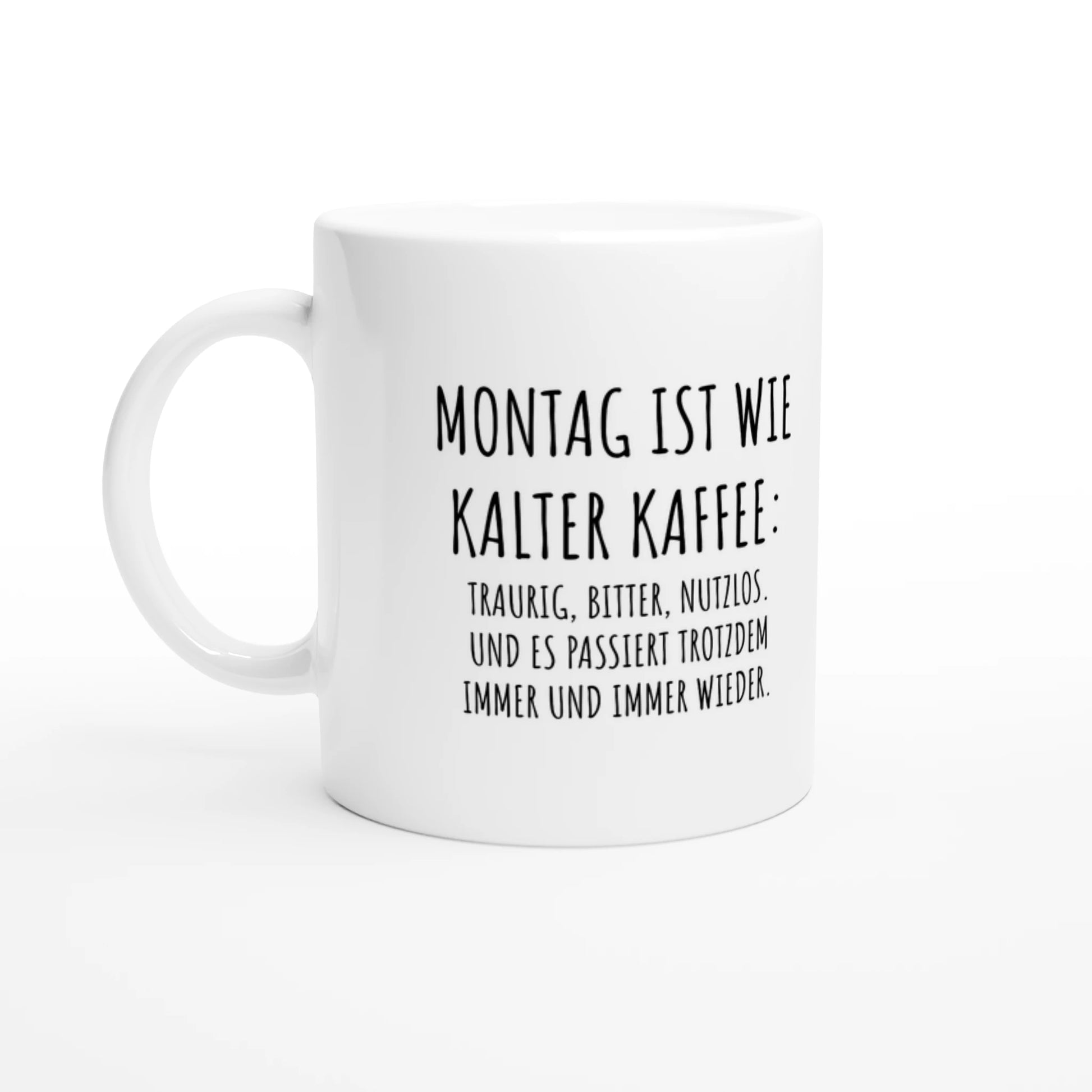 Weiße Keramiktasse 325 ml mit Aufdruck "Montag ist wie kalter Kaffee" – Schreibtischtasse von Vollzeitfrust, Ansicht von links
