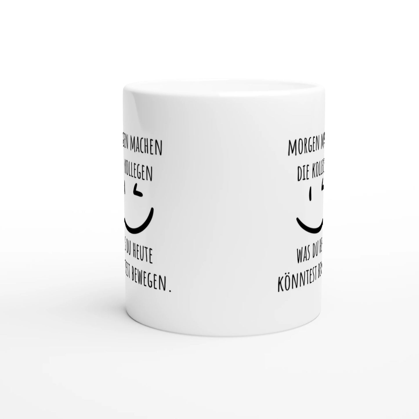 Weiße Keramiktasse mit Aufdruck "Morgen machen die Kollegen, was du heute könntest bewegen" – Rundumsicht der Bürotasse von Vollzeitfrust