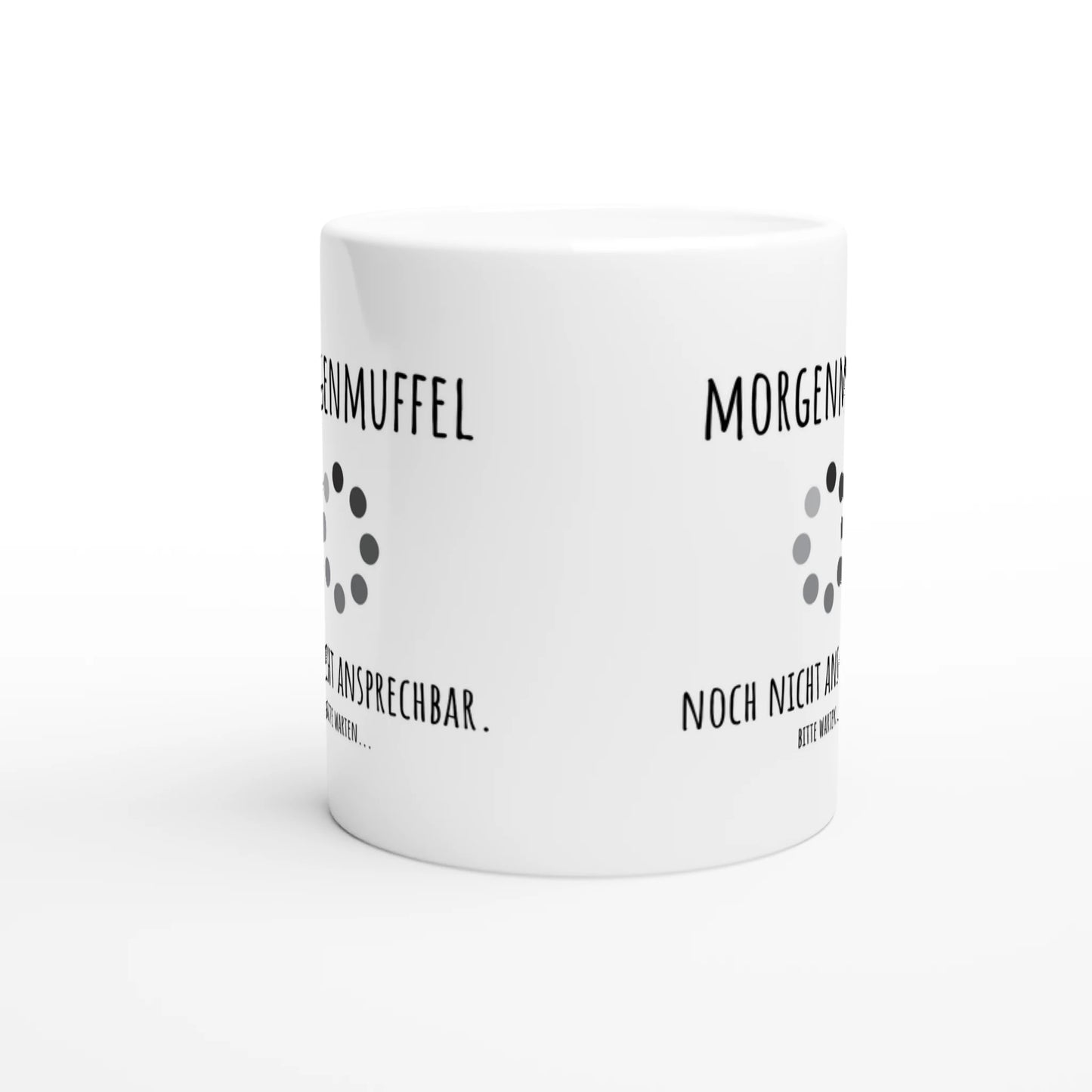 Weiße Keramiktasse mit Aufdruck "Morgenmuffel. Noch nicht ansprechbar. Bitte warten" – Rundumsicht der Bürotasse von Vollzeitfrust