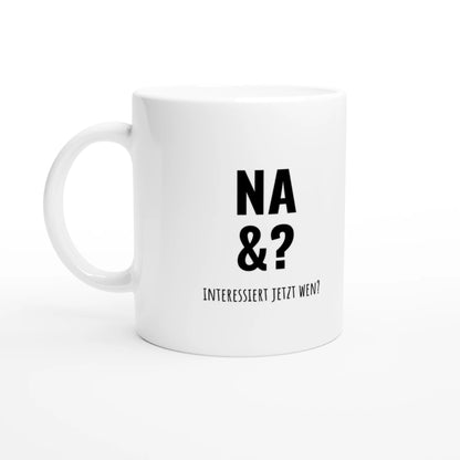 Weiße Keramiktasse 325 ml mit Aufdruck "Na &? Interessiert jetzt wen?" – Schreibtischtasse von Vollzeitfrust, Ansicht von links
