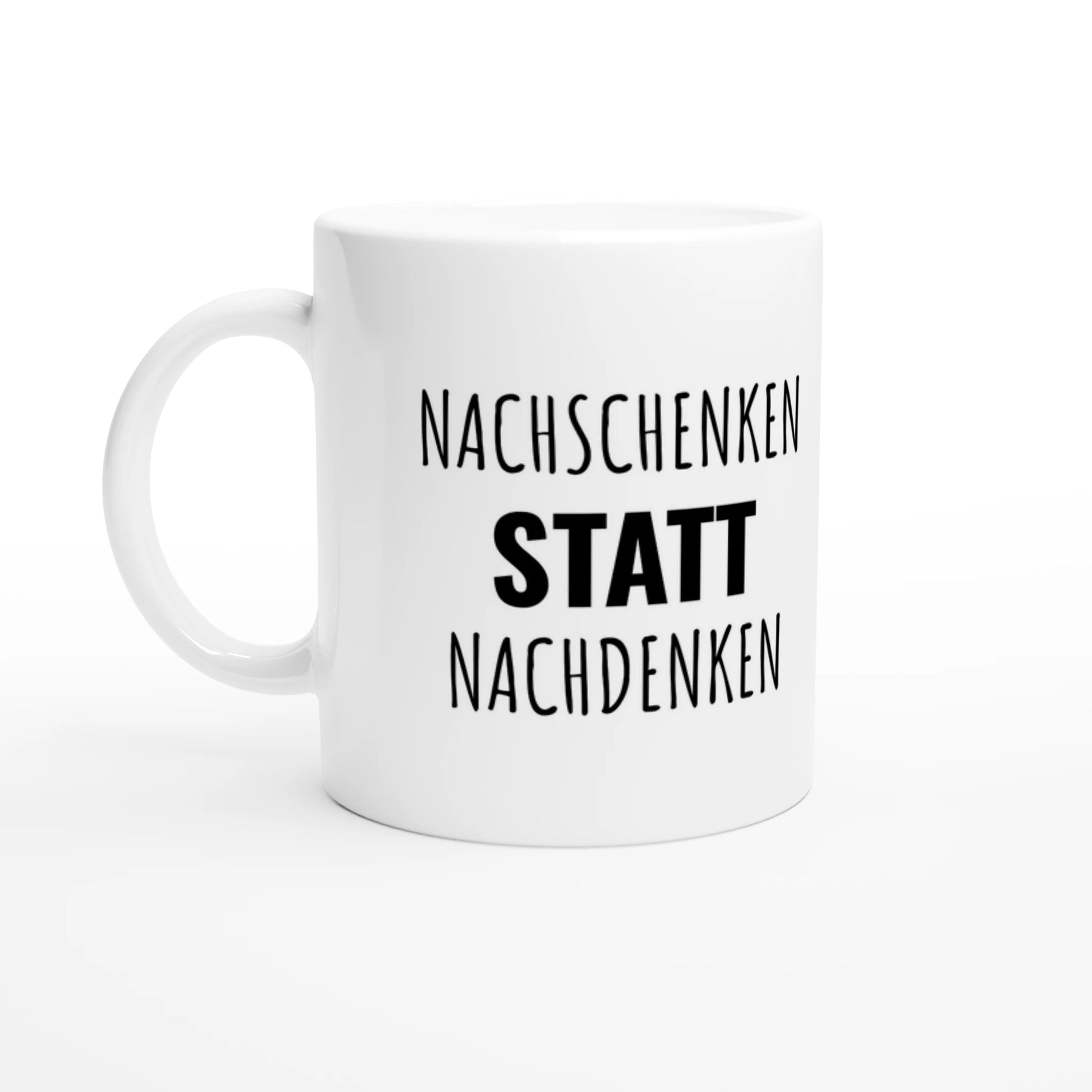 Weiße Keramiktasse 325 ml mit Aufdruck "Nachschenken statt Nachdenken" – Schreibtischtasse von Vollzeitfrust, Ansicht von links
