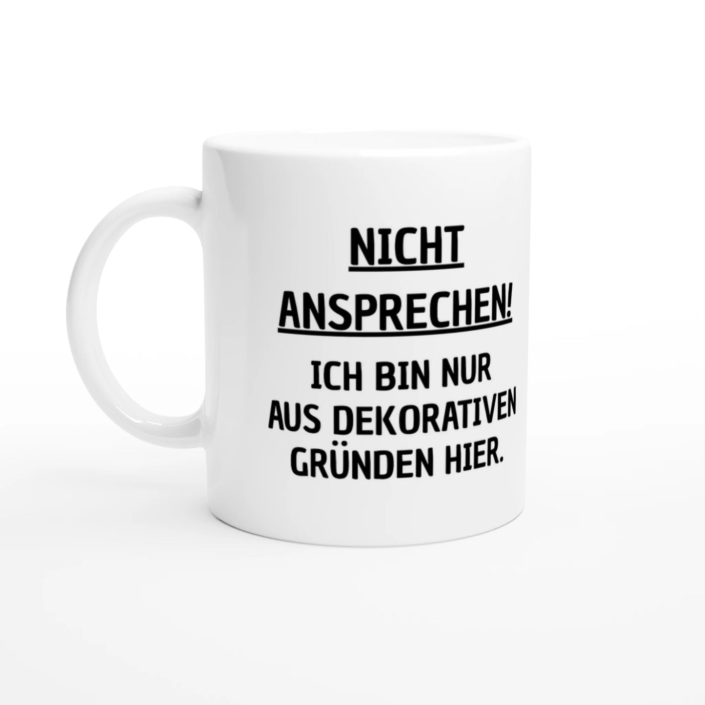 Weiße Keramiktasse 325 ml mit Aufdruck "Nicht ansprechen! Ich bin nur aus dekorativen Gründen hier" – Schreibtischtasse von Vollzeitfrust, Ansicht von links